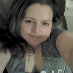 April Reynolds Photo 29