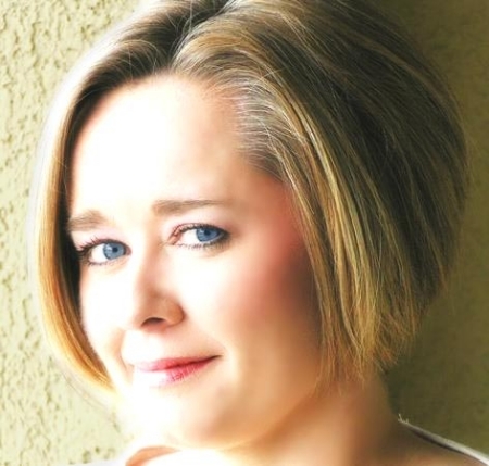 Elizabeth Reynolds Photo 13
