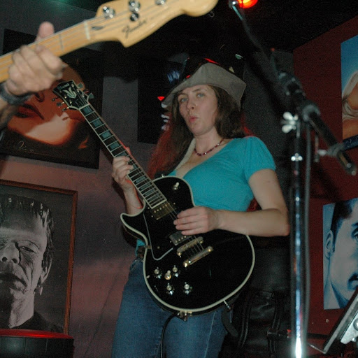 Erin Daniels Photo 15