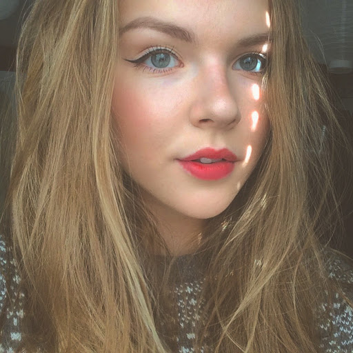 Julia Hall Photo 31