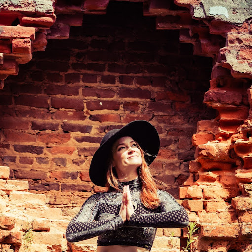Elizabeth Muise Photo 11
