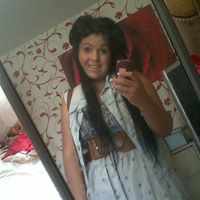 Holly Pickering Photo 10