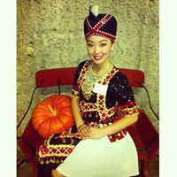 Julie Vang Photo 14