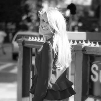 Elizabeth Lyons Photo 54