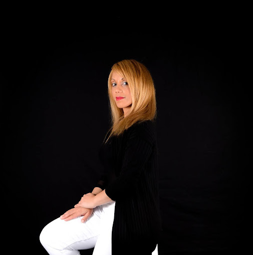 Tracey Daniels Photo 17