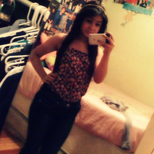 Elizabeth Castaneda Photo 25