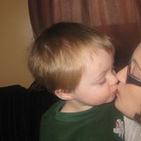 Sarah Hutchinson Photo 35