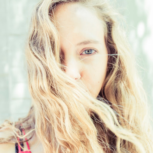 Paula Schilling Photo 3