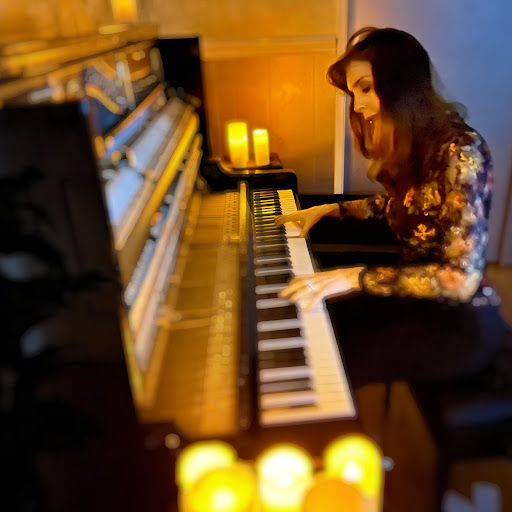 Laura Sullivan Photo 17