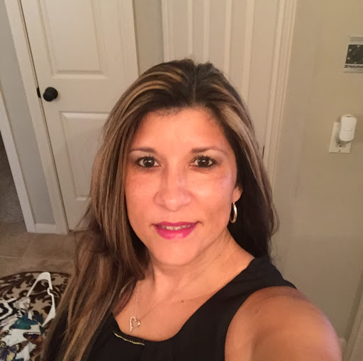 Elizabeth Ambriz Photo 17