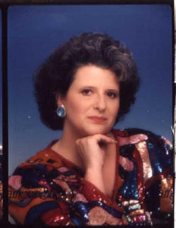 Elizabeth Mathews Photo 39
