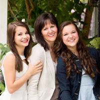 Elizabeth Lutz Photo 23