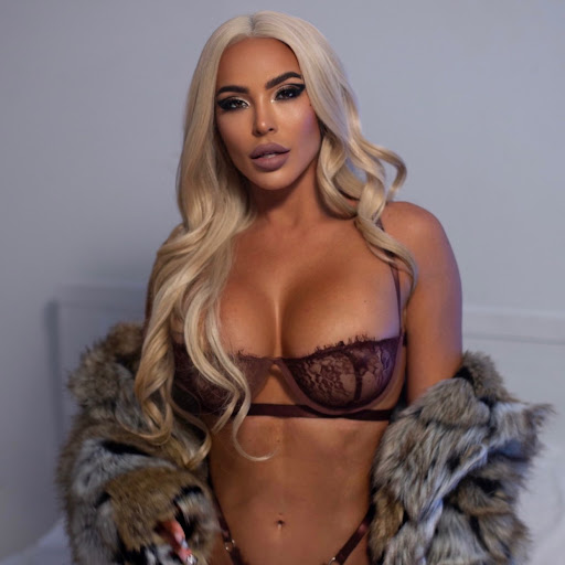 Amber Emery Photo 16