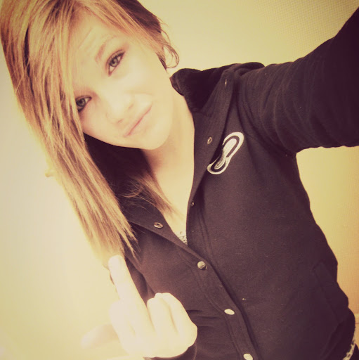 Amber Williamson Photo 19