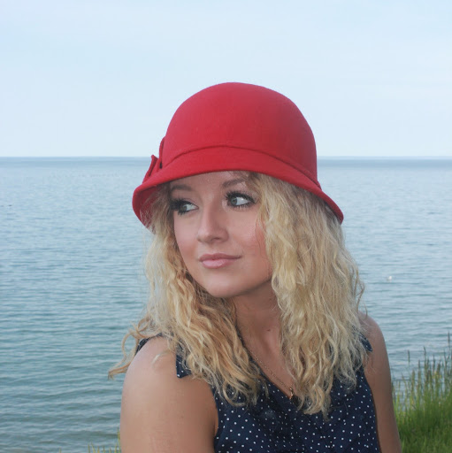 Elizabeth Leach Photo 7