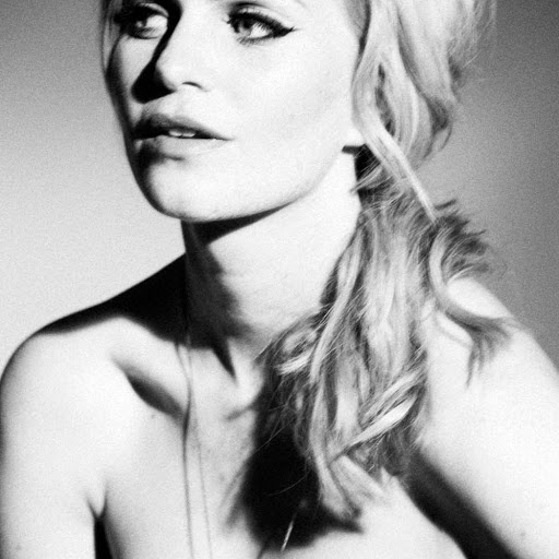 Esther Robinson Photo 21