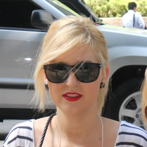 Stephanie Huber Photo 33