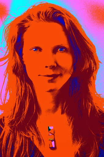 Julie Betts Photo 14