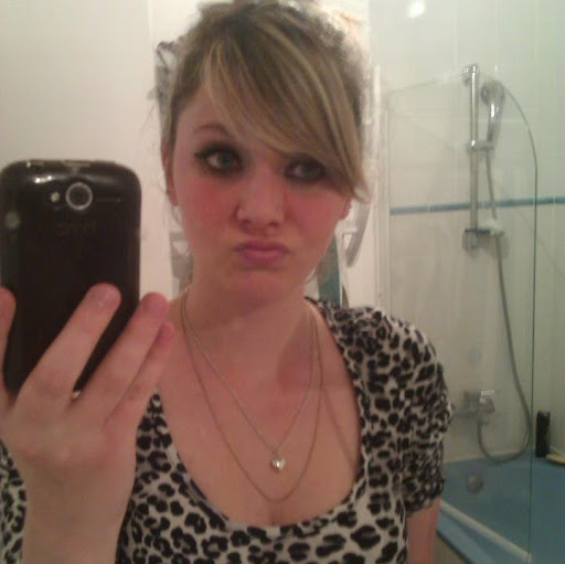 Julie Dupuis Photo 7