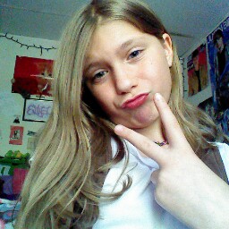 Emma Barnes Photo 40