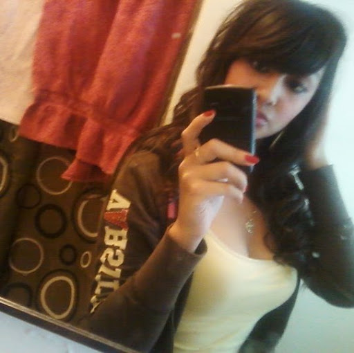 Laura Hernandez Photo 31