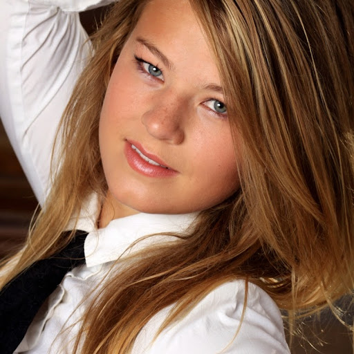 Kate Bullock Photo 9