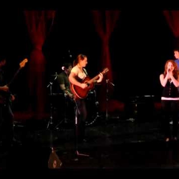 Caroline Robitaille Photo 15
