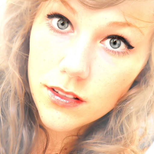 Ella Brooks Photo 14