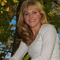 Stephanie Curtis Photo 25