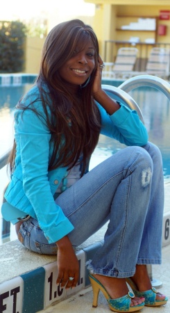 Nichole Robertson Photo 25