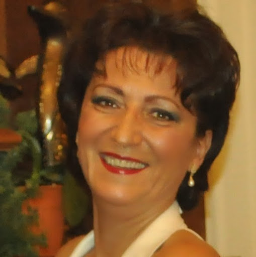 Claudia Davis Photo 12