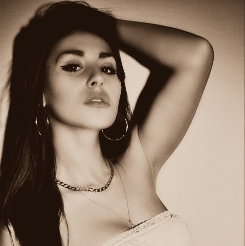 Elizabeth Ferrari Photo 28