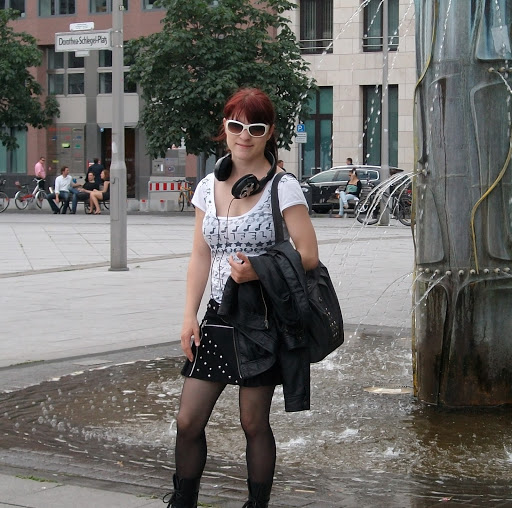 Julia Mayer Photo 39