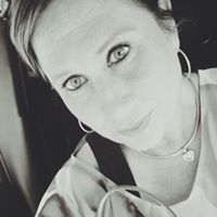 Michelle Oldham Photo 15