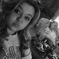 Hannah Bacon Photo 29