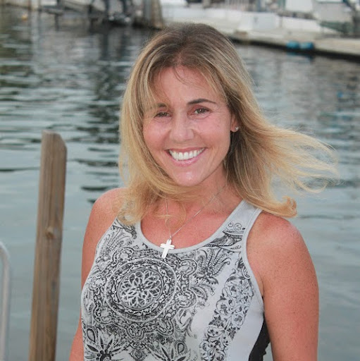 Bobbie Wright Photo 13