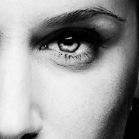 Laura Peters Photo 18