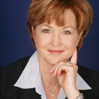 Julie Goldman Photo 9