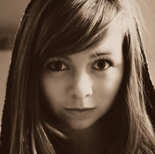 Emily Saunders Photo 10