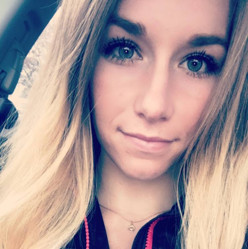 Julia Hardy Photo 19