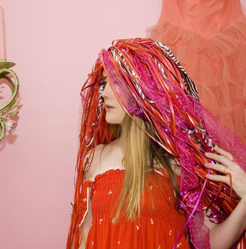 Elizabeth Hauser Photo 34