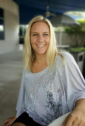 Melinda Hall Photo 32