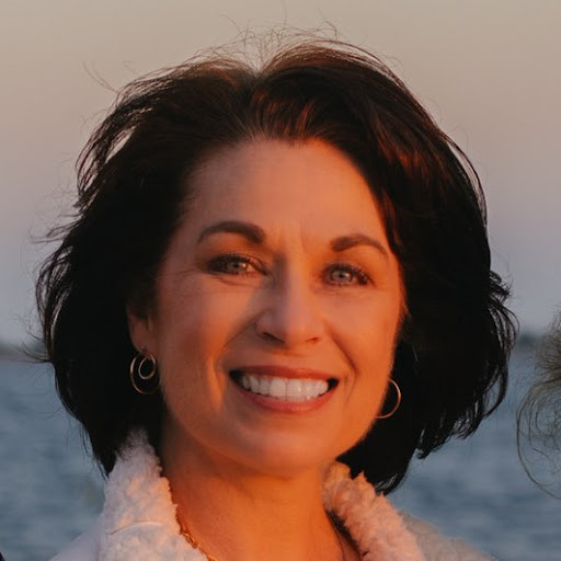 Lynn Davis Photo 12