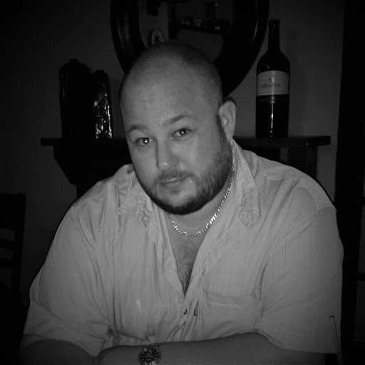 Luke Anderson Photo 25