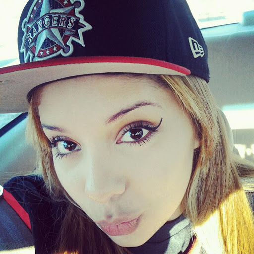 Erika Hernandez Photo 7