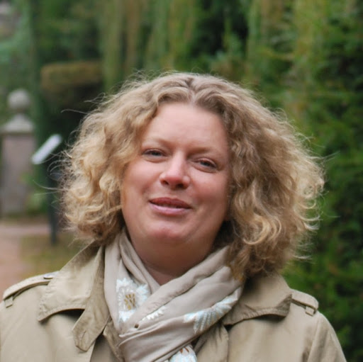 Julia Davis Photo 45