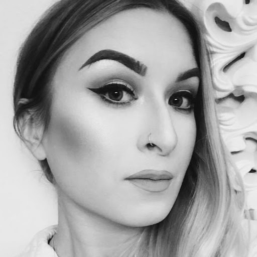 Brooke Lowe Photo 10