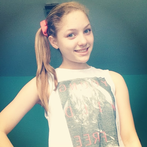 Alyssa Devlin Photo 3