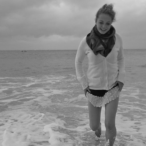 Laura Harwood Photo 7