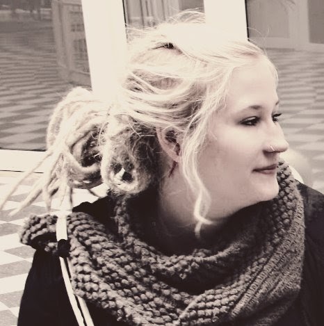 Laura Mayer Photo 14